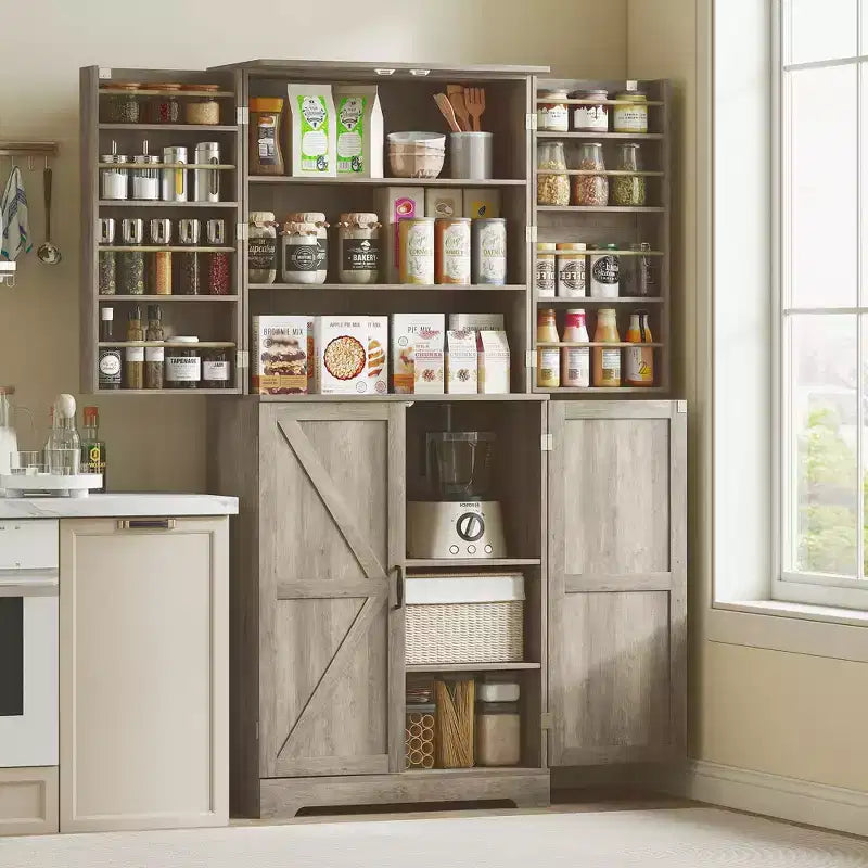 Credenza da dispensa da fattoria con 4 ante scorrevoli, alta 183 cm, venatura del legno bianco goffrato/finitura grigio lavato