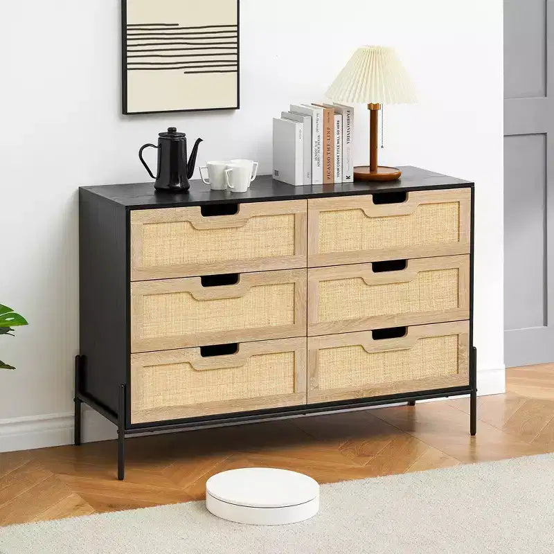 Comò a 6 cassetti nero/rovere con pannello in rattan e gambe in metallo, 120 cm