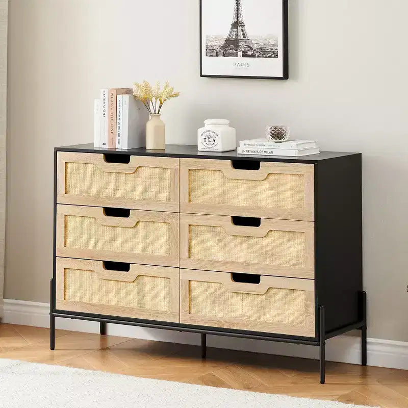 Comò a 6 cassetti nero/rovere con pannello in rattan e gambe in metallo, 120 cm