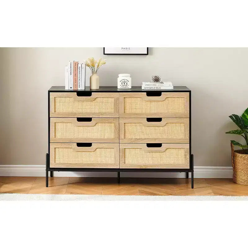 Comò a 6 cassetti nero/rovere con pannello in rattan e gambe in metallo, 120 cm