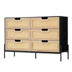 Comò a 6 cassetti nero/rovere con pannello in rattan e gambe in metallo, 120 cm